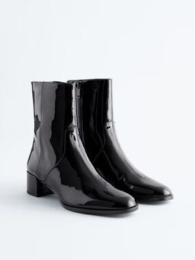 NWT HEELED GLOSSED-LEATHER ANKLE BOOTS